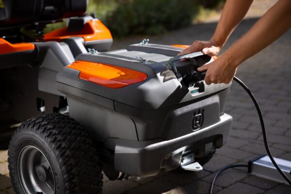 Husqvarna Akku-Frontmäher Rider 200iX - Grundgerät ohne Mähdeck - (Modell 2025) – Bild 6