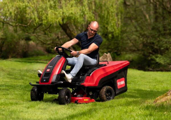 Toro Akku-Rasentraktor eS3200DC – Modell 2025 – Bild 2